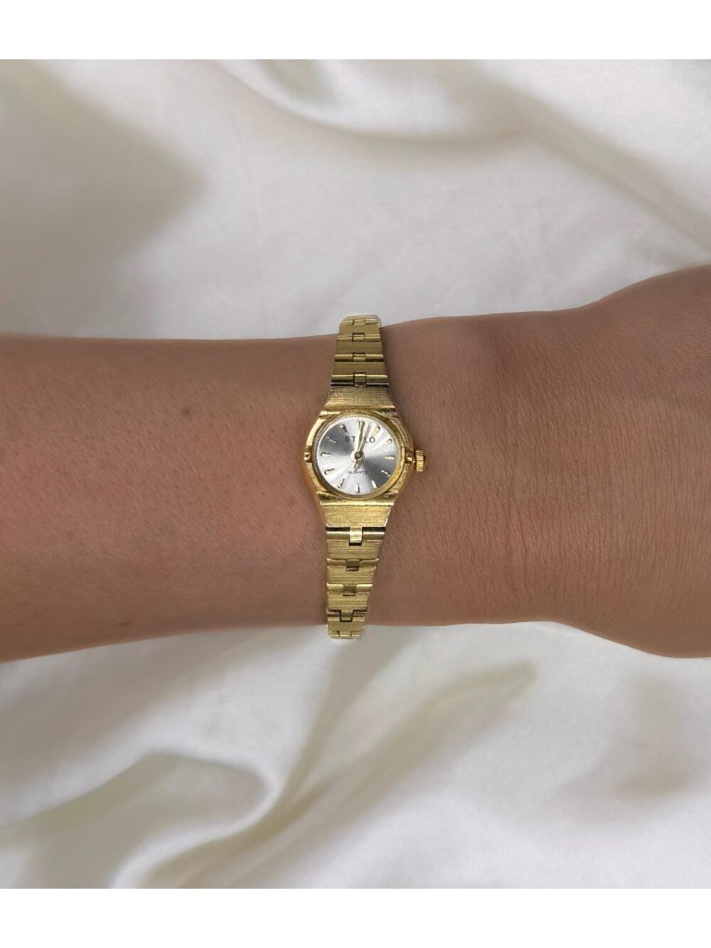 Vintage 90s Dainty Gold Bracelet Watch, Round Face, Old Money Aesthetic